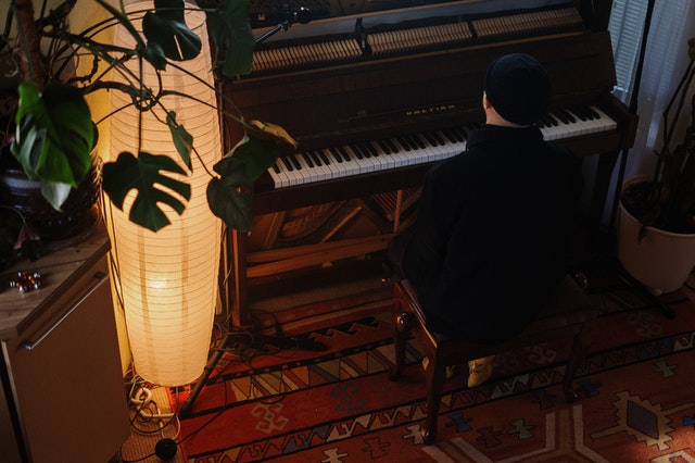 man-in-black-shirt-playing-piano-4089486